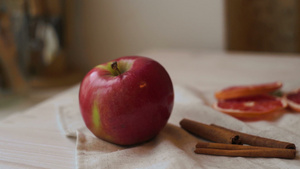 厨房桌上的苹果水和肉桂棒30秒视频