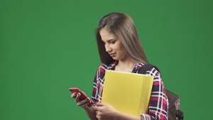 年轻有吸引力的女学生使用她的智能电话11秒视频