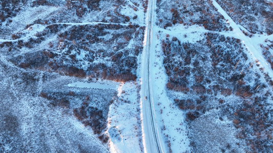 初冬冰雪河流湿地道路桥梁汽车行驶视频