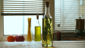 厨房桌上的橄榄油瓶子21秒视频