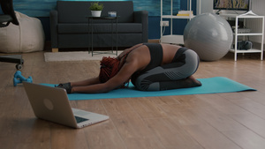 坐在瑜伽地图上做健身早锻炼的黑皮肤弱小妇女9秒视频