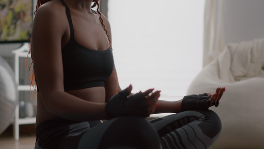 身穿运动服深皮肤在家中做瑜伽的女运动员视频