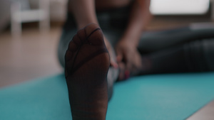 黑色运动员坐在垫子上腿伸直的地板上10秒视频