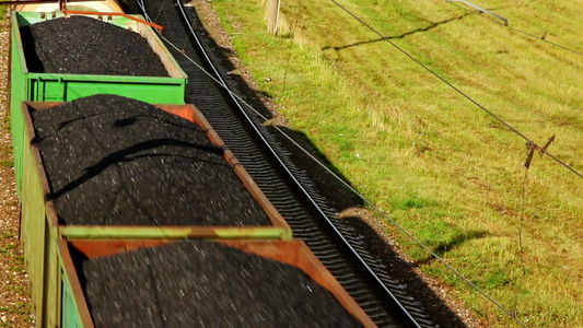 在铁路上运输石油产品的工业火车视频