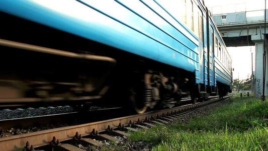 电动火车在铁路上行驶客运火车在汽桥下行驶视频