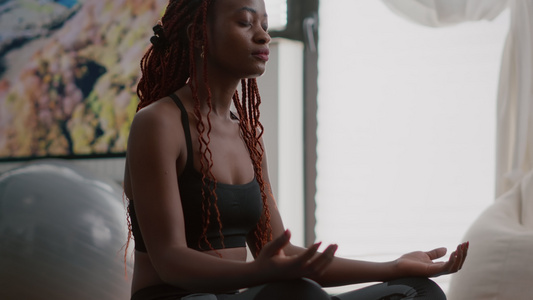 在家做瑜伽运动时穿运动服的黑皮肤女运动员视频
