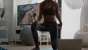 非洲裔女性在客厅里练瑜伽锻炼10秒视频
