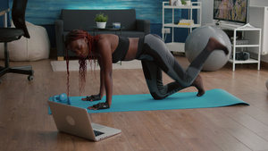 参加运动的黑人妇女在早晨做日常健身活动13秒视频