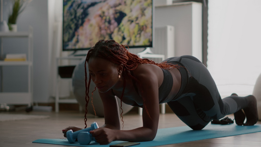 体育运动员African在运动服上做健身锻炼视频