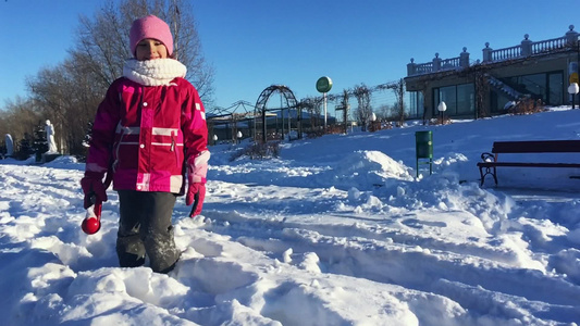 美丽的小女孩在雪中玩耍子在雪上玩得开心享受假期视频