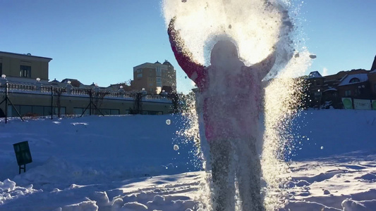 女孩在空气中下雪无忧虑的孩子享受冬假视频