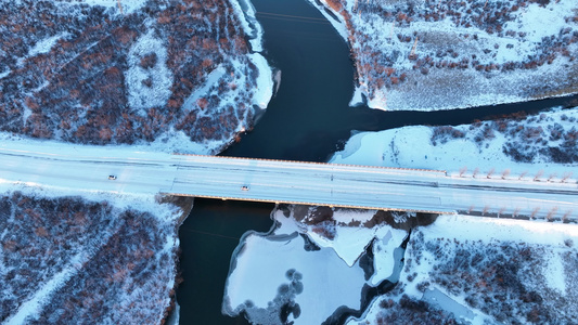 初冬冰雪河流湿地道路桥梁汽车行驶视频