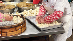 中式早餐美食小吃制作工程现场包烧麦的工作人员4k素材51秒视频