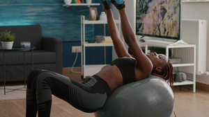 黑人女士锻炼身体肌肉16秒视频