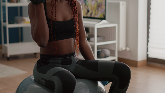 有黑皮肤的瘦弱妇女用健身哑铃锻炼视频