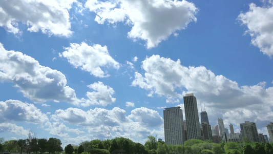 白云飞过城市天空视频