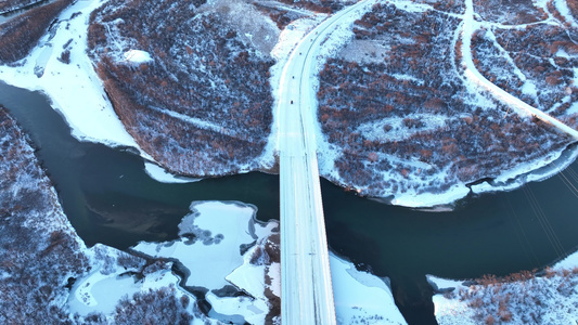 初冬冰雪河流湿地道路桥梁汽车行驶视频