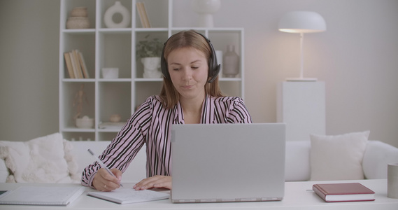年轻女性人力资源经理正在笔记本电脑上通过视频聊天进行视频