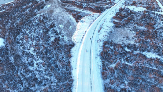 初冬冰雪河流湿地道路桥梁汽车行驶视频