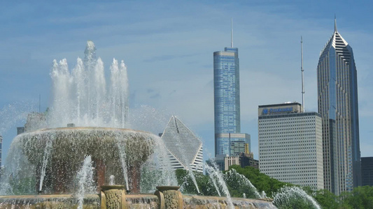 市中心摩天大楼位于白金汉河喷泉近景视频