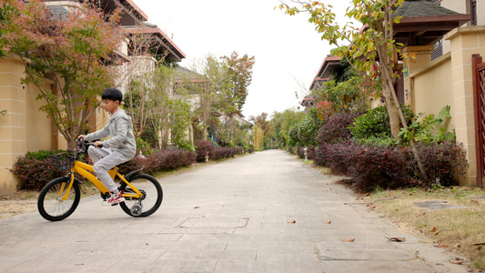 户外练习骑自行车的小孩视频