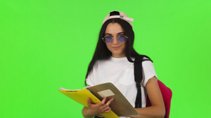 快乐的年轻女学生冒着书本和背包10秒视频