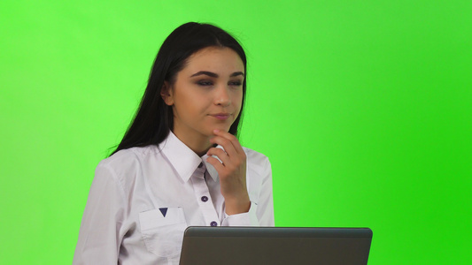 年轻商业女青年在计算机工作时的思考视频