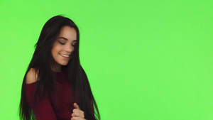 年轻快乐的美丽女孩在绿色背景上装扮诱人10秒视频