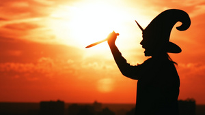身穿巫服的女孩举起一把刀子26秒视频