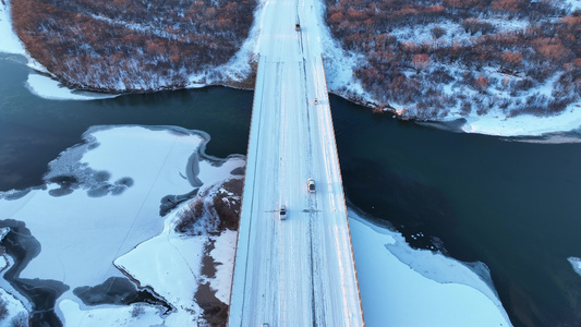 初冬冰雪河流湿地道路桥梁汽车行驶视频