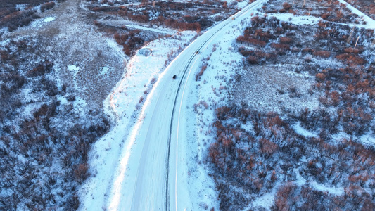 初冬冰雪河流湿地道路桥梁汽车行驶视频