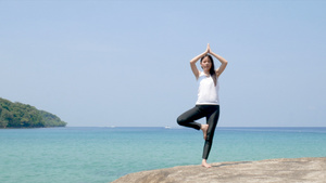 一个女人在暑假期间到海上的木桥上练习瑜伽13秒视频