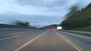 黄昏时段在高速公路上行驶42秒视频