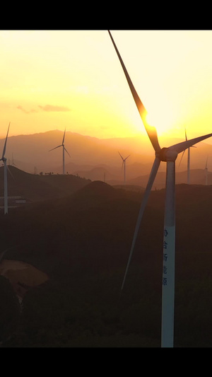 航拍山区风力发电机黄昏日落场景20秒视频