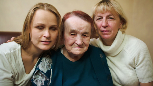 三位不同年龄女性的肖像视频