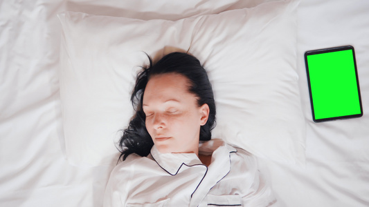 在床上睡觉的成年天主教妇女视频