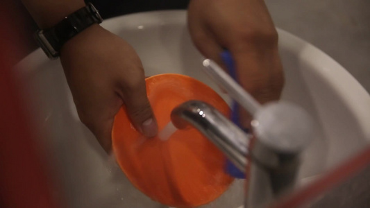 洗手池水龙头刷碗洗碗刷盘子视频