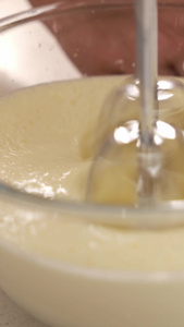 打蛋器打发奶油的特写面点制作视频