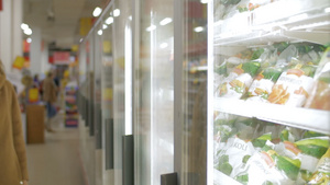 妇女在商店冰箱中服用冷冻产品37秒视频