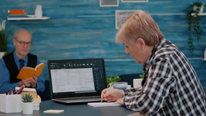 高级女建筑师用笔记本电脑分析数字原型12秒视频