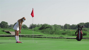 女人准备打高尔夫球9秒视频