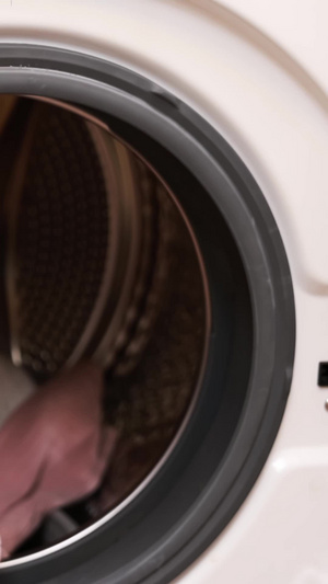 往洗衣机里放衣服家用电器9秒视频
