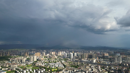 城市蓝天白云暴雨来临航拍视频