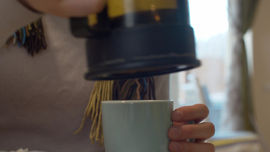 女人用手把茶倒进杯子视频