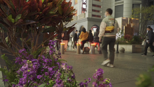 武汉江汉路夜景步行街商业街行人逛街购物视频