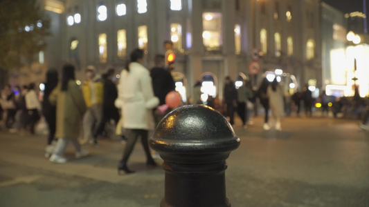 武汉江汉路夜景步行街商业街行人逛街购物视频