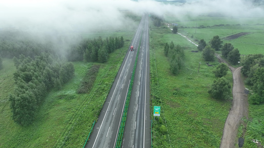 林区公路晨雾汽车行驶视频