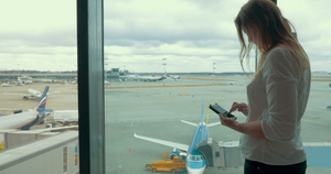机场使用智能手机的妇女10秒视频