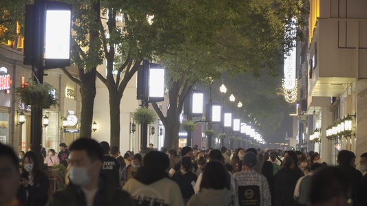 武汉江汉路夜景步行街商业街行人逛街购物视频