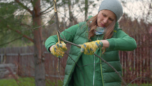 女人打破树枝做营火26秒视频